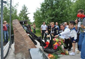 В Шарыпово в честь Дня Военно-Морского флота России торжественно открыли памятник «Морякам всех поколений».