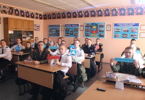 В Шарыпово сотрудники Госавтоинспекции совместно с воспитанниками кадетского корпуса обсудили вопросы безопасности на дорогах в летний период