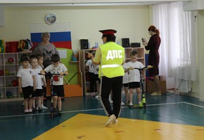 В г. Шарыпово в детском саду автоинспекторы и педагоги провели спортивно-обучающую эстафету по ПДД