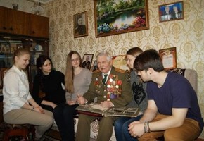 В Шарыпово ученики правового класса побывали в гостях у ветерана Великой Отечественной войны