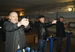 В Шарыпово полицейские провели соревнования по стрельбе в честь празднования 70-летия Победы в Великой Отечественной войне
