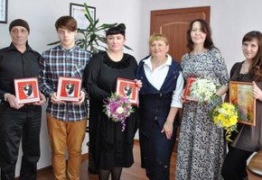 Глава города Анна Асанова поздравила шарыповских актеров