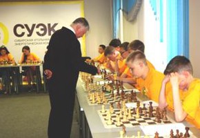 Анатолий Карпов сыграл в шахматы со школьниками из шахтерских городов