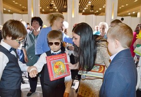 СУЭК передала специализированные книги красноярскому интернату для слабовидящих детей