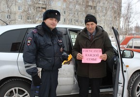 В г. Шарыпово дорожные полицейские провели акцию «Госуслуги каждой семье»