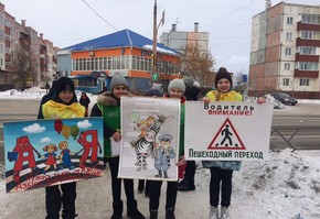 В Шарыпово госавтоинспекторы и ребята из отряда ЮИД проводят акции на пешеходном переходе