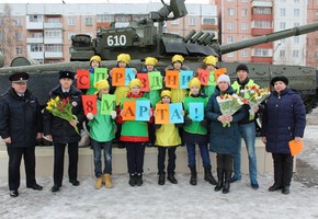 В Шарыпово дорожные полицейские и общественники провели акцию «Цветы для автоледи»