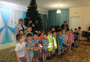 В Шарыпово госавтоинспекторы необычным способом обучают дорожной грамоте дошкольников