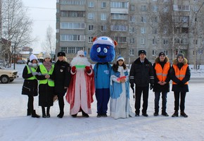 В Шарыпово Дед Мороз помогал дорожным полицейским призывать автомобилистов к безопасному поведению на дорогах
