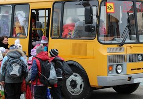 Сотрудники ГИБДД предупреждают водителей, что дети пошли в школы после зимних каникул