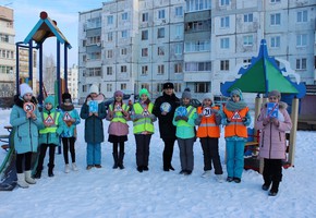 В Шарыпово Госавтоинспекторы и их помощники при помощи инсталляции напомнили участникам дорожного движения о безопасности во дворах
