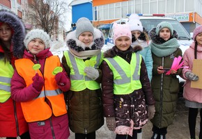 В Шарыпово праздничный патруль поздравил автолюбителей с наступающим Днем защитника Отечества