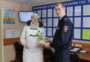 В Шарыпово сотрудники РЭО ГИБДД поздравили женщин с 8 марта