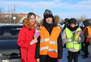 Сотрудники Госавтоинспекции и их юные помощники поздравили жительниц г. Шарыпово с Международным женским днем