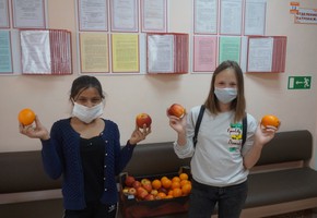 Держите витаминки – яблоки и апельсинки!