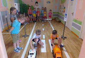 В Шарыпово дошкольники изучают  ПДД с помощью мобильного автогородка