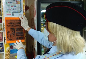 В Шарыпово сотрудники ГИБДД разместили листовки по профилактике пьянства за рулем