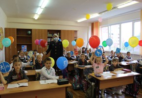 В Шарыпово детям рекомендовали обозначить себя на дороге с помощью световозвращателей