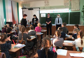 В Шарыпово уполномоченный по правам ребенка и сотрудники Госавтоинспекции провели открытый урок по ПДД для школьников