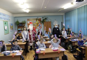 В Шарыпово полицейский Дед Мороз призвал школьников соблюдать ПДД