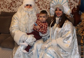 Дед Мороз и Снегурочка поздравили семьи сотрудников полиции