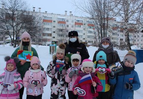 В Шарыпово госавтоинспекторы совместно с воспитанниками детского сада провели праздничную акцию «Поздравь любимого защитника