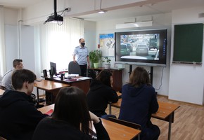 В Шарыпово сотрудники Госавтоинспекции совместно со  студентами обсудили вопросы безопасности на дорогах