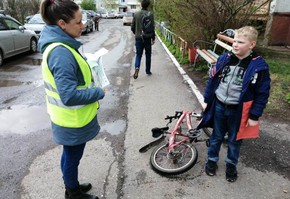 Шарыповские «родительские патрули» проводят ликбезы по дорожной безопасности для велосипедистов