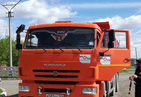 Сотрудники Госавтоинспекции проверяют соблюдение ПДД водителями грузового транспорта