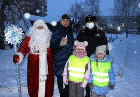 В г. Шарыпово  «Патруль Деда Мороза» напомнил родителям о важности использования световозвращающих элементов