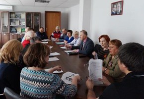 Знак ГТО на груди у него