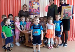 "Золушка" салютует Победе