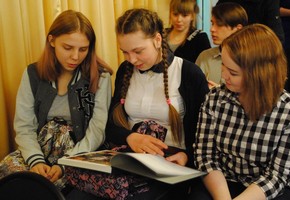 Уникальная книга подарена шарыповским учащимся