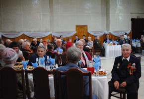 За праздничным столом