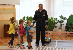Шарыповские автоинспекторы побывали в гостях у воспитанников детского сада