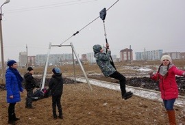 В Шарыпове появились канатная дорога и маленький экскаватор