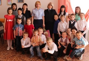Шарыповские полицейские и общественники поздравили детей подшефного Центра семьи с 8 марта