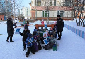 Обычная прогулка сельских дошкольников превратилась в игру по ПДД