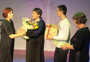 За служение театру