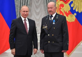 Владимир Путин вручил награду красноярскому шахтёру – машинисту экскаватора АО "Разрез Березовский" Владимиру Ильину