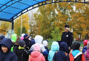 В Шарыпово Госавтоинспекторы помогают адаптироваться школьникам на дороге