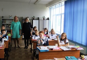 Автоинспекторы проверяют наличие у детей световозвращающих элементов