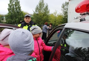 Дорожные полицейские познакомили со своей службой школьников