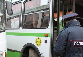 Водители общественного транспорта под контролем автоинспекторов