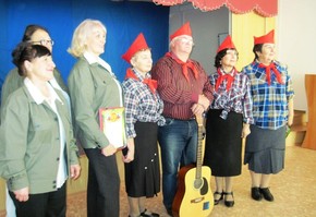 Стихи и песни в воздухе звучали