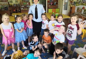 В Шарыпово автоинспекторы знакомят детей с миром дорожных знаков с самого раннего возраста