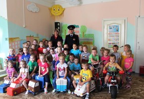 Автоинспекторы напомнили сельским дошкольникам о правильном поведении на дорогах