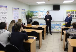 В г. Шарыпово дорожные полицейские провели акцию «Госуслуги каждой семье»