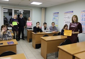 В г. Шарыпово сотрудники Госавтоинспекции внедряют новые формы информирования населения о преимуществах использования портала Госуслуг