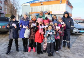 Дорожные полицейские совместно со школьниками провели акцию «Моя мама – автоледи!»